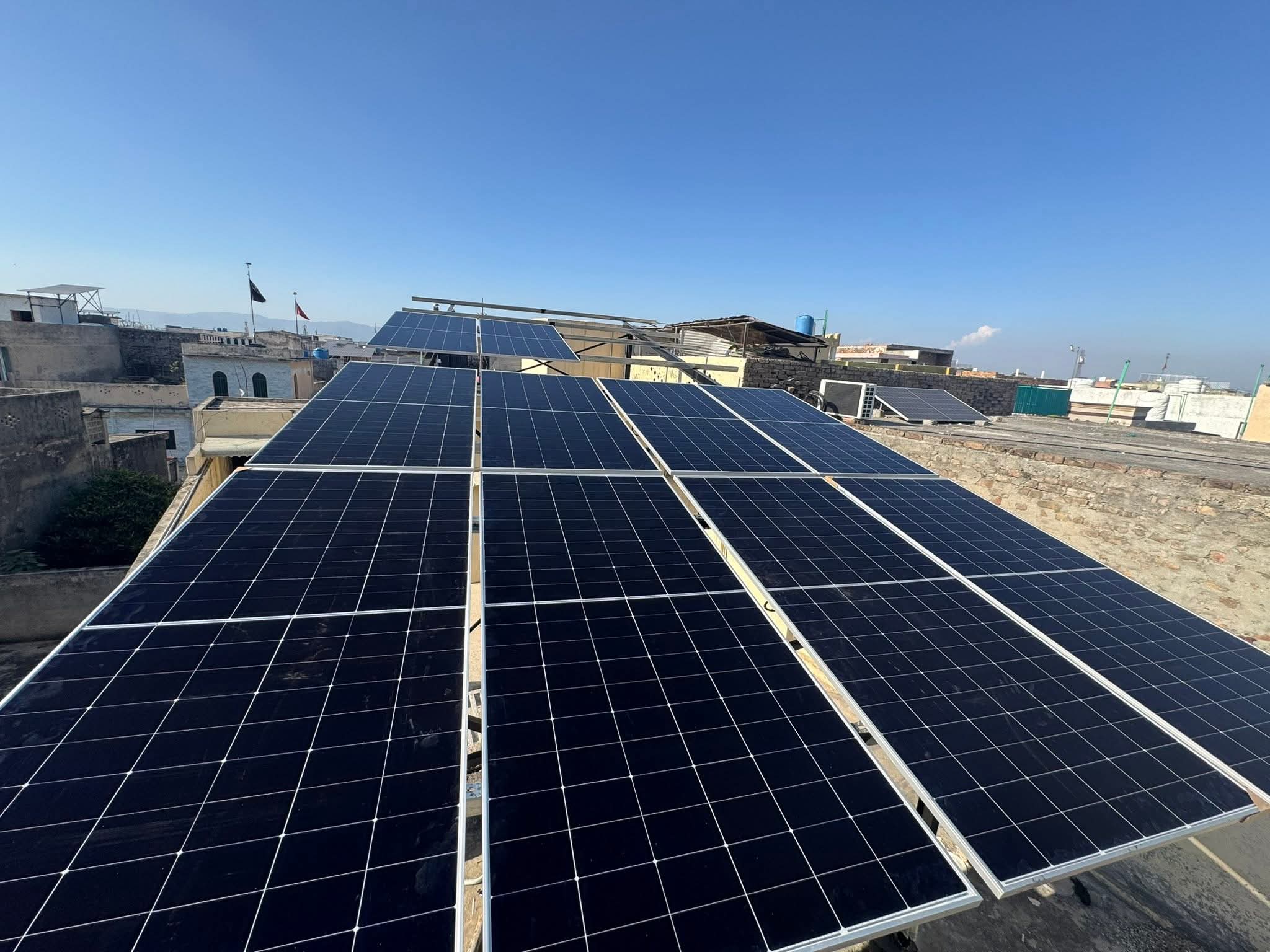 ☀️ Does Solar Work in Excessive Temperature? Complete Guide for India
